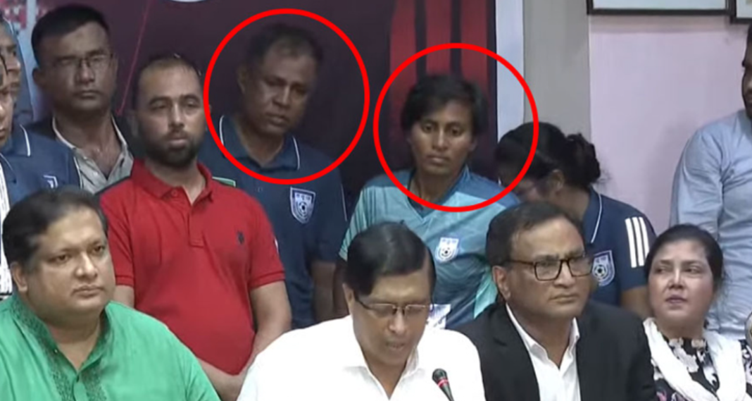 সংবাদ সম্মেলনে একটু বসার জায়গা হলো না কোচ এবং অধিনায়কের!